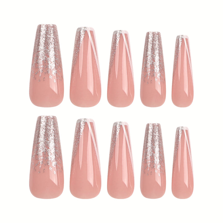 Kunstvolle Stiletto-Nägel mit Glitzer- und French-Spitze Karnz