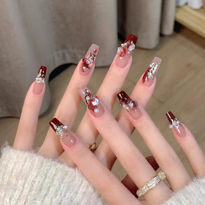 Glamouröse Kunstfingernägel mit Zarten Blüten- und Glitzereffekten Karnz