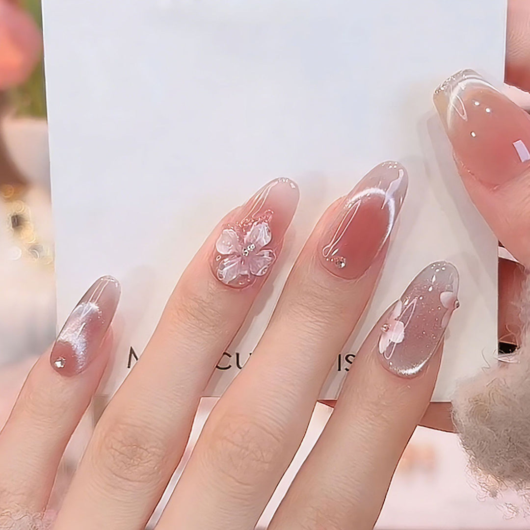 Kunstnagelset mit funkelnden Glitzerakzenten Karnz