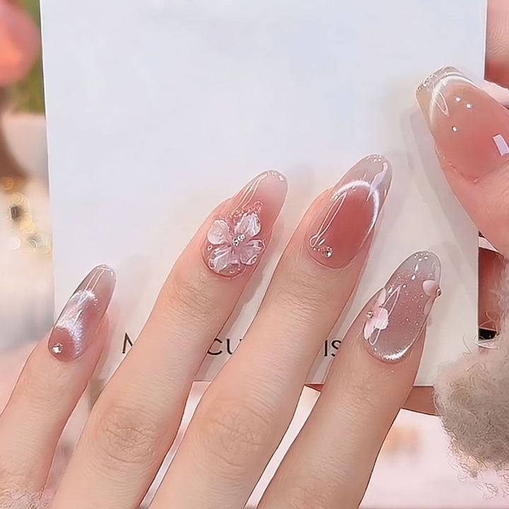 Kunstnagelset mit funkelnden Glitzerakzenten Karnz