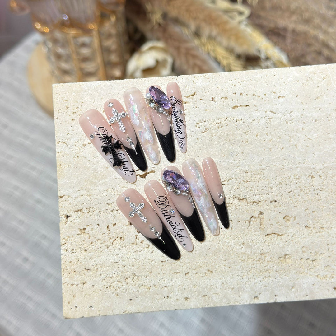 Künstlerisches Stiletto Press-On Nagelkunst Set mit eleganten dekorativen Elementen Karnz