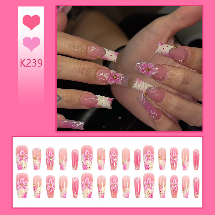 Kunstnagelset mit eleganten Blütenmotiven Karnz