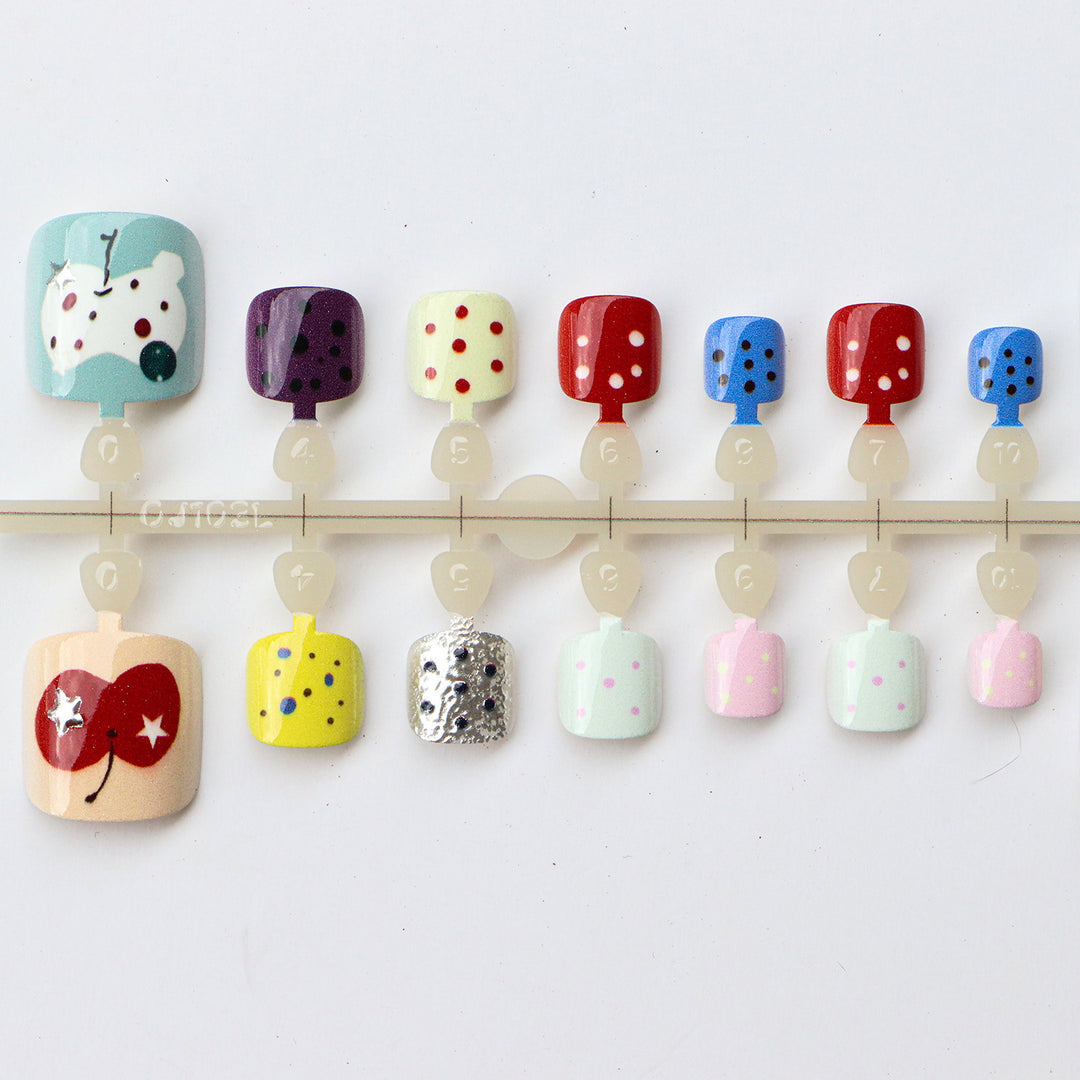 Kreative von Cartoons inspirierte Press-On-Nagelkollektion