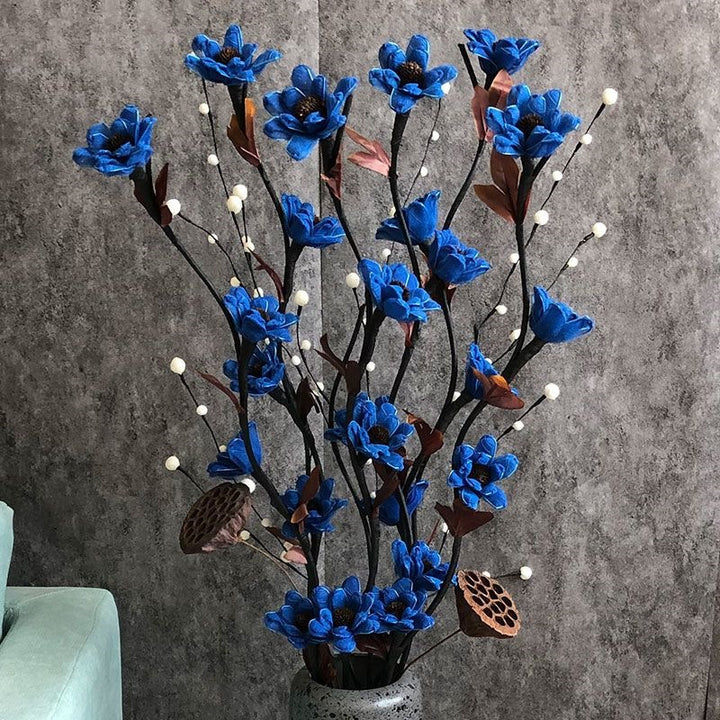 Lebensechte dekorative Blumenarrangement