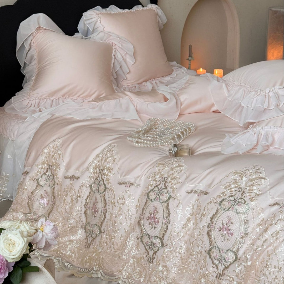 Luxuriöses Satin-Stickerei & durchsichtige Spitze Schichten Duvet Ensemble mit Rüscheneurobezügen