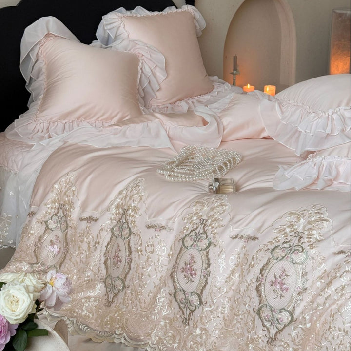 Luxuriöses Satin-Stickerei & durchsichtige Spitze Schichten Duvet Ensemble mit Rüscheneurobezügen