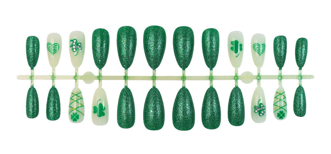 Kunstnagelset mit glamourösen Glitzer- und Glücksdesigns Karnz