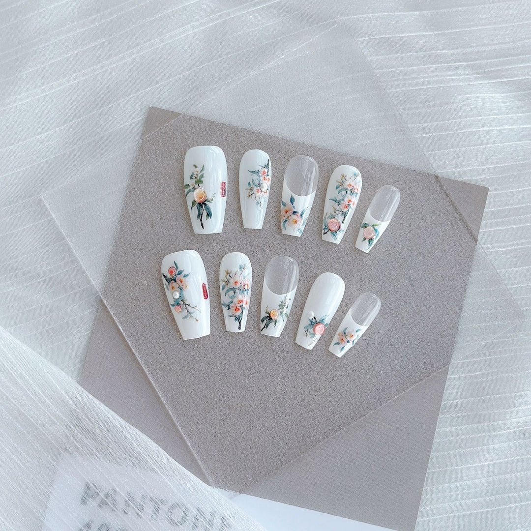 Künstlerisches Press-On Nagelkunstset mit Herz- und himmlischen Designs