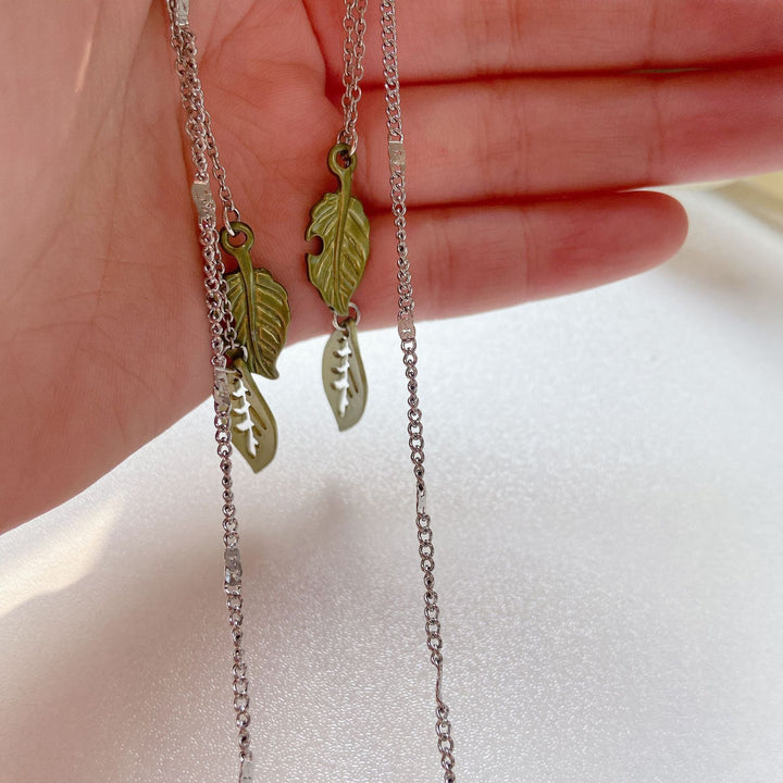 Modische Brillenhalterkette mit Blattmotiven Karnz