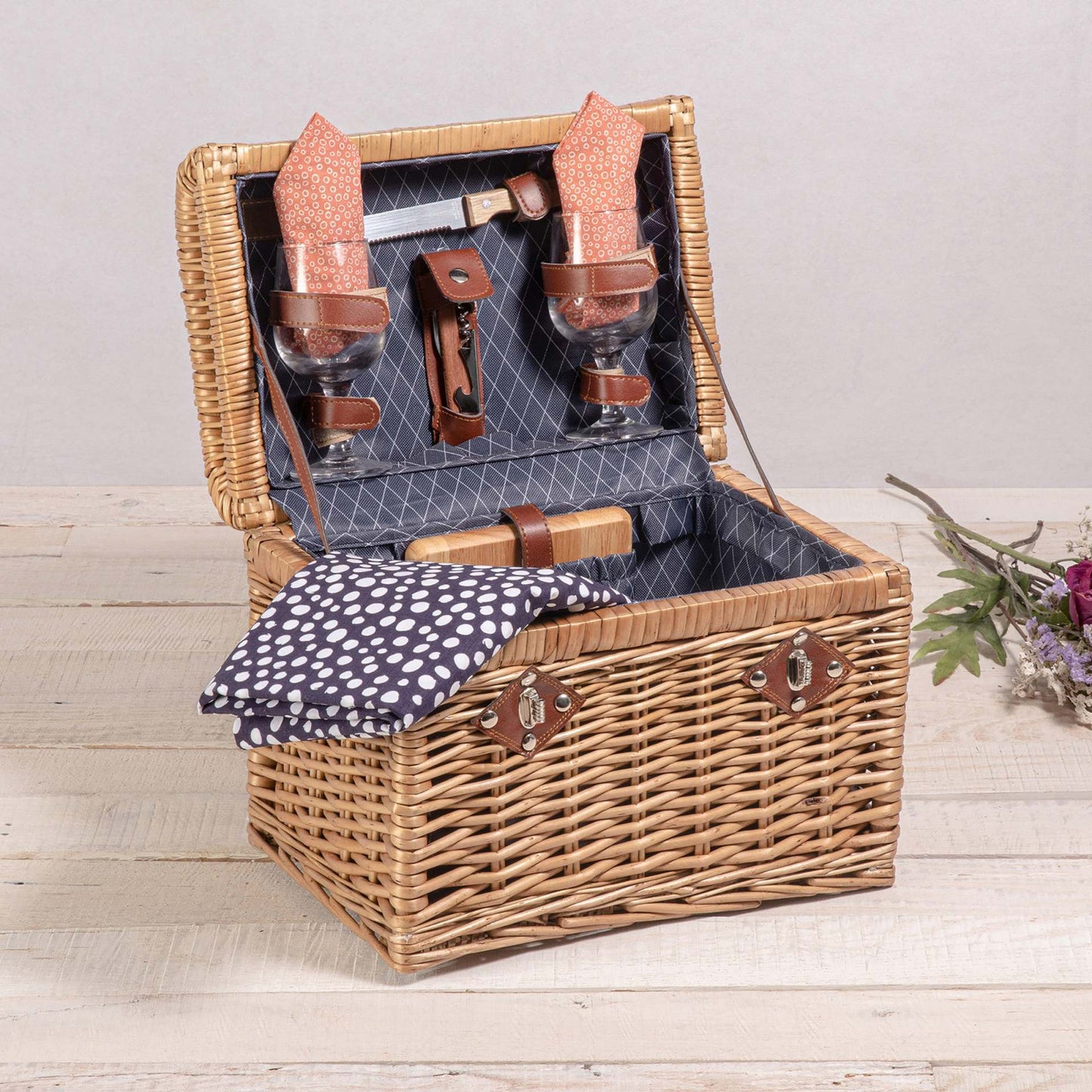Damen Picknickkorb mit stilvollen Gläsern und Holzbrettern Karnz