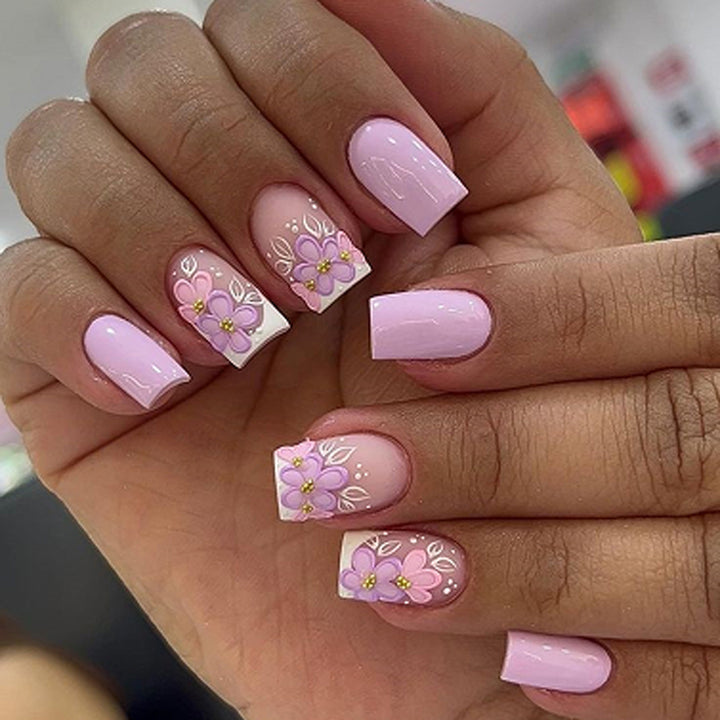 Kunstvolle Nagelverlängerungen mit floralem Design Karnz