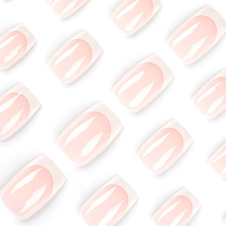 Elegante Nagelverlängerungen mit französischem Design Karnz