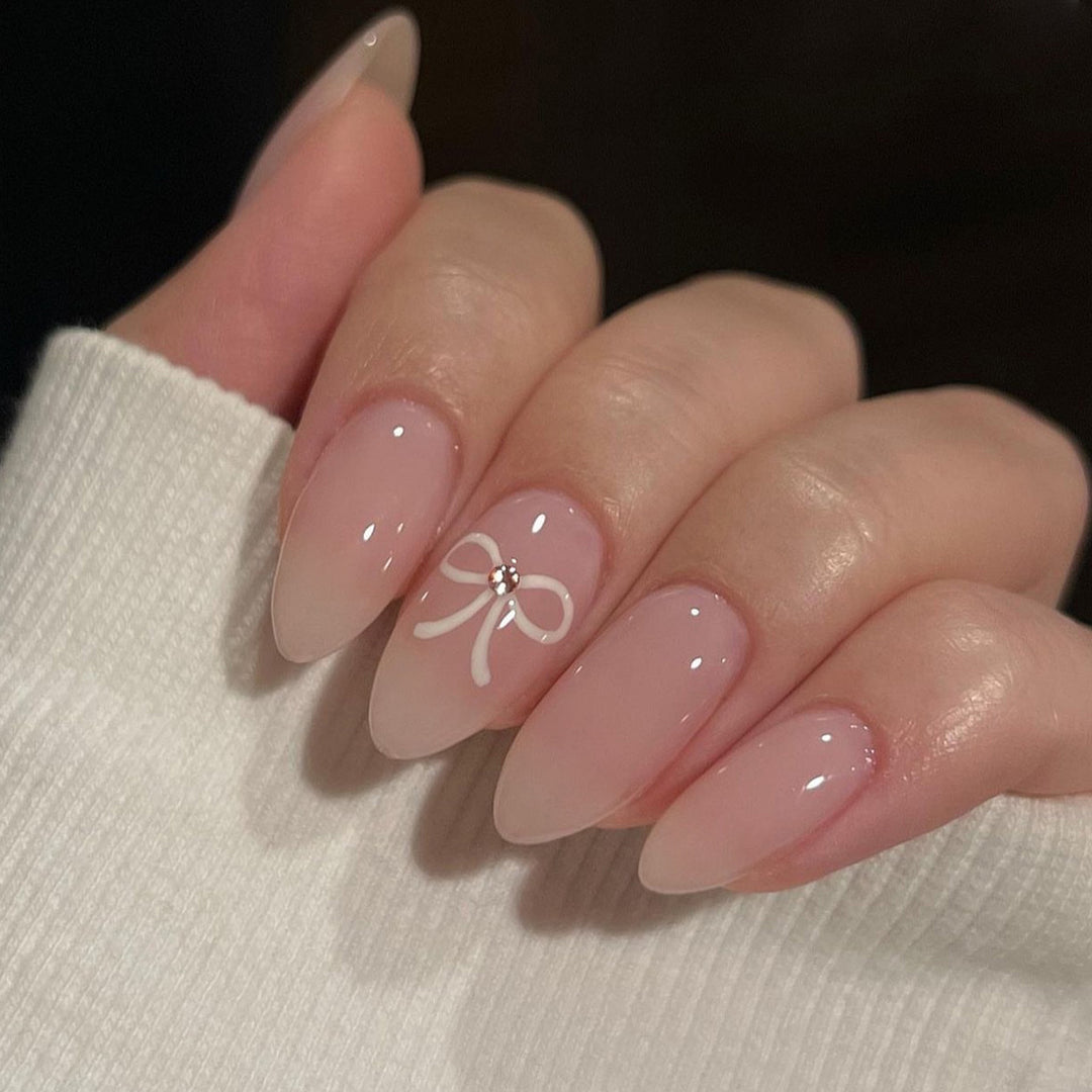 Kunstnagelset mit eleganten Schleifenakzenten Karnz
