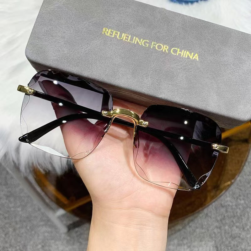 Damen oversized Sonnenbrille mit einzigartigen Designelementen Karnz