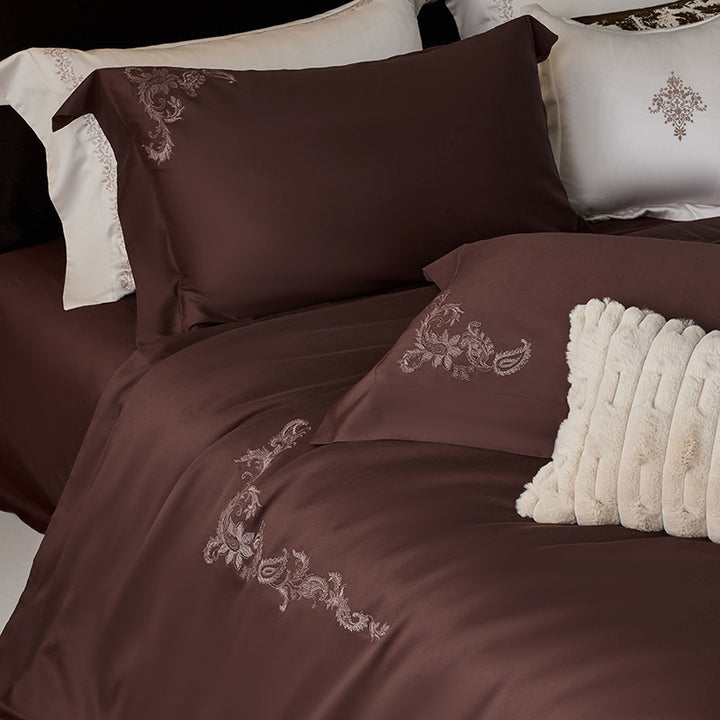 Hotel-Stil Bestickte Baumwollsatin Bettwäsche Set mit Ecken Floral-Motiv und Strick-Lumbar-Kissen
