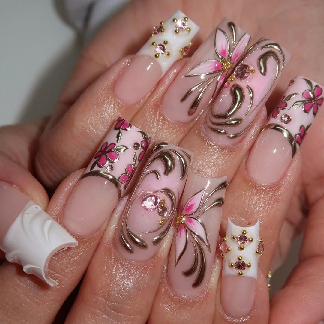 Premium Kunstnägel mit Blumigen Verzierungen Karnz