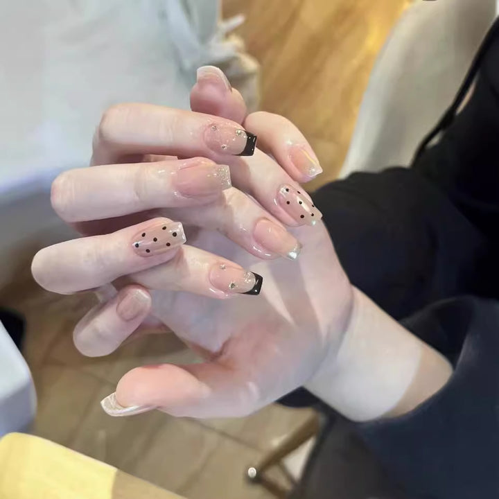Künstlerisches Press-On-Nagelset mit Glitzerakzenten