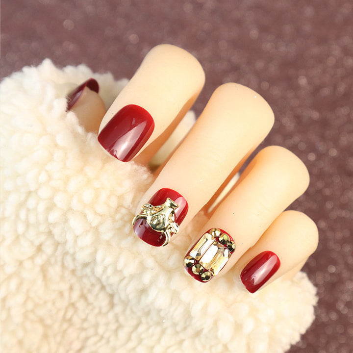 Elegantes Nagelset mit Strass-Accenten zum Aufkleben