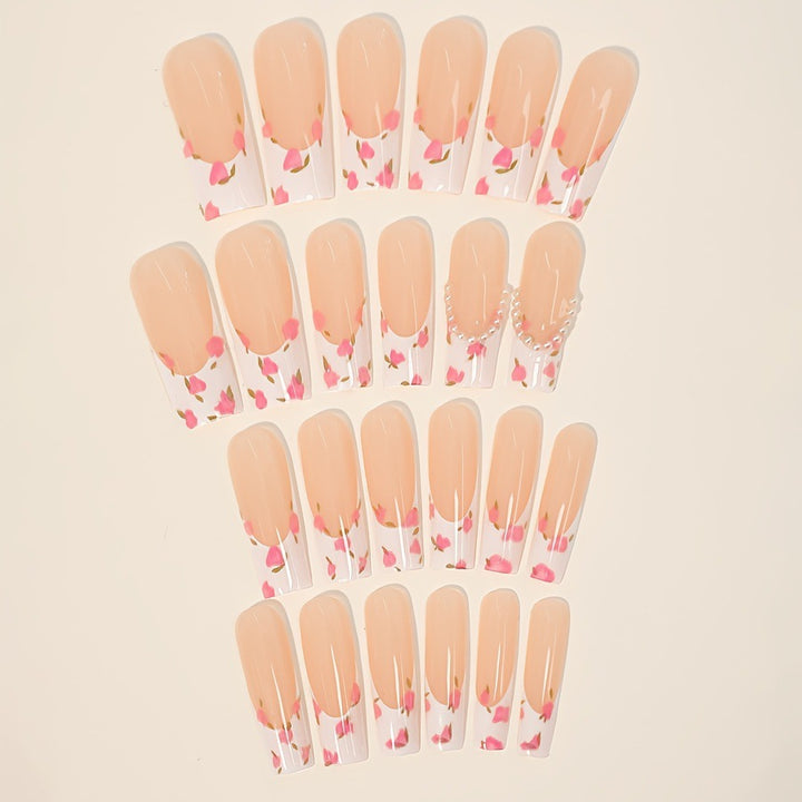 Kunstnagelset mit floralen Designs und eleganten Verzierungen Karnz
