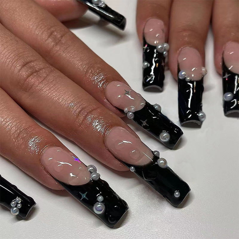 Künstliche Nagelkunst mit Perlen- und Glanzelementen Karnz