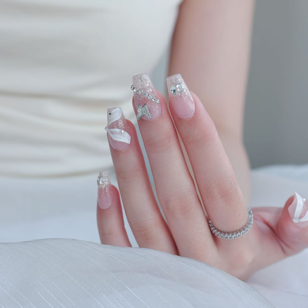 Elegantes dekoratives Press-On-Nagelkunstset mit silbernen Schmetterlingen und Edelsteindetails