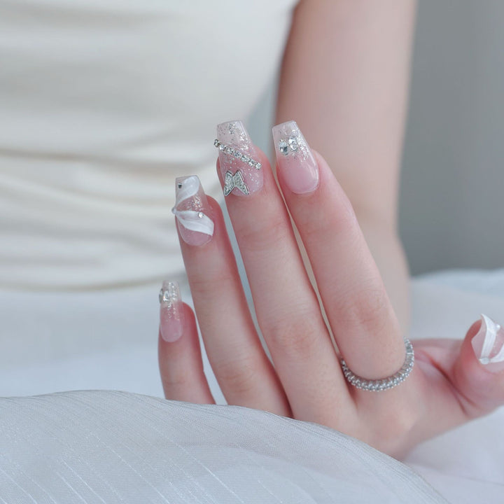 Elegantes dekoratives Press-On-Nagelkunstset mit silbernen Schmetterlingen und Edelsteindetails