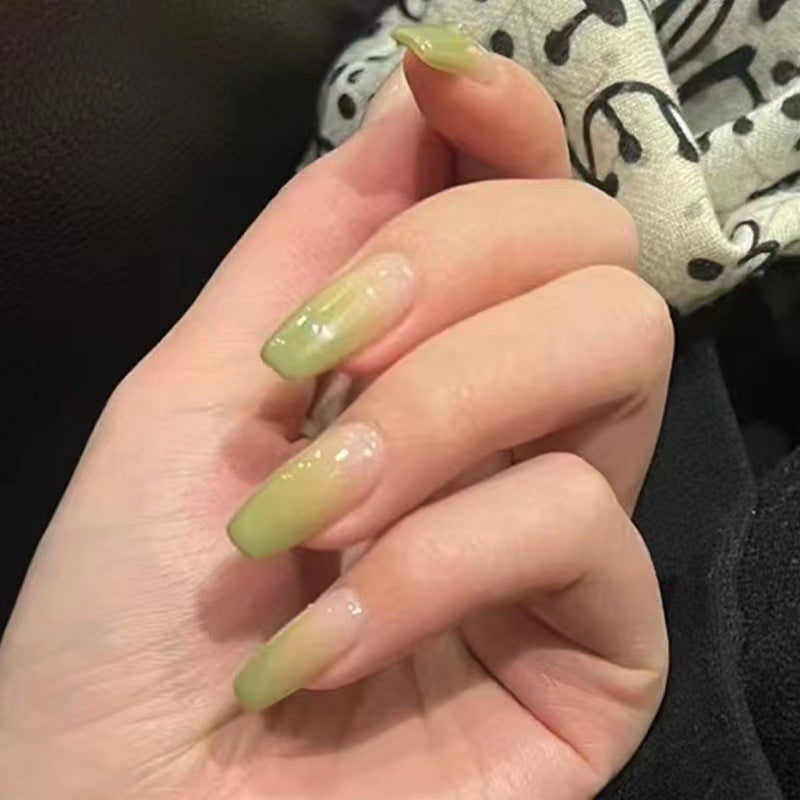 Elegante und hochglänzende Gel-Nägel Karnz