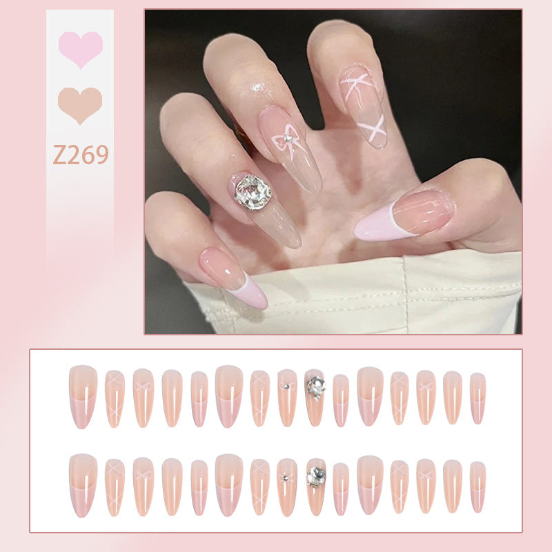 Kunstnagelset mit elegantem Design und traumhaften 3D-Applikationen Karnz