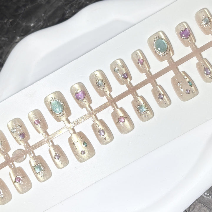 Dekoratives Press-On-Nagelset mit Edelsteinakzenten
