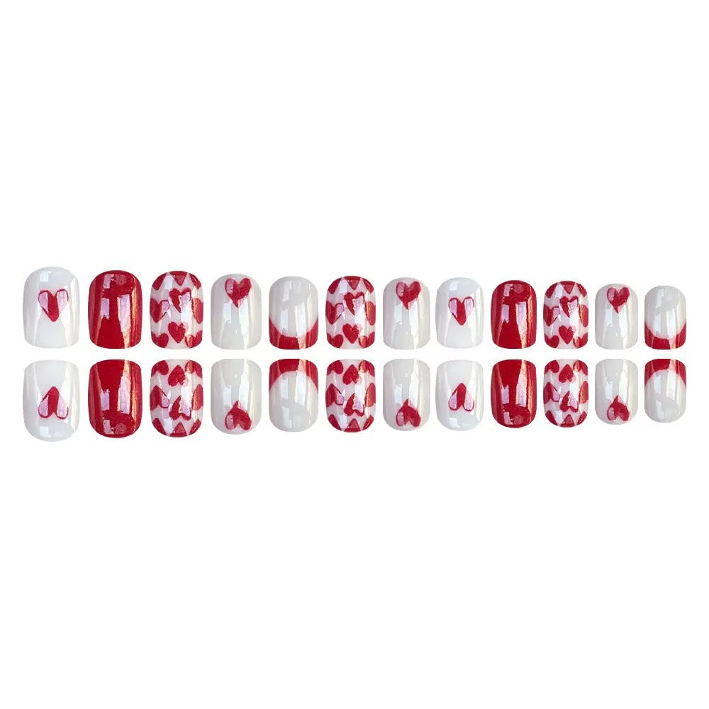 Kunstnagelset mit romantischen Herzmotiven und elegantem Glanz Karnz