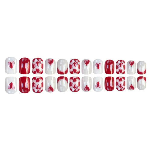 Kunstnagelset mit romantischen Herzmotiven und elegantem Glanz Karnz