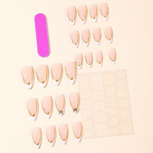 Elegante French Tip Nagelverlängerungen mit goldenen Akzenten Karnz