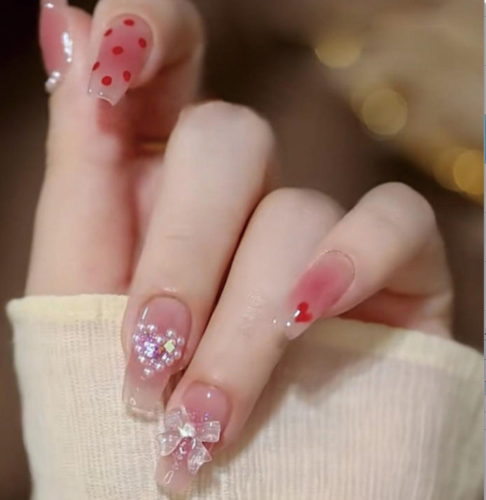 Kunstvolle Nagelkunst mit Glitzer- und Blumenapplikationen Karnz
