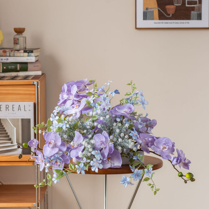 Lebensechte Orchideen Blumenarrangement