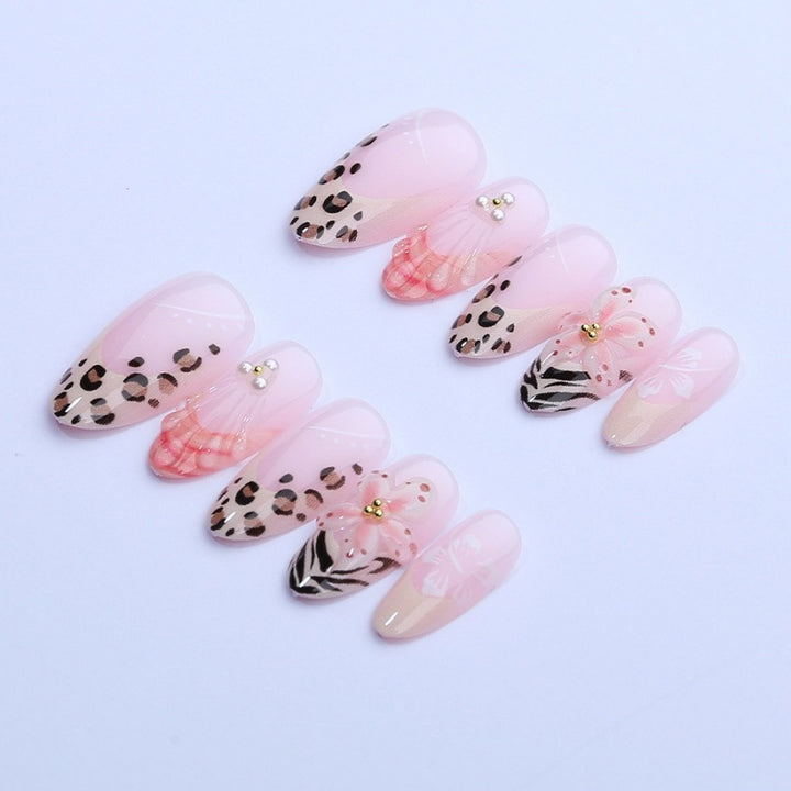 Kunstnagelset mit floralen und Leoparden-Designs Karnz