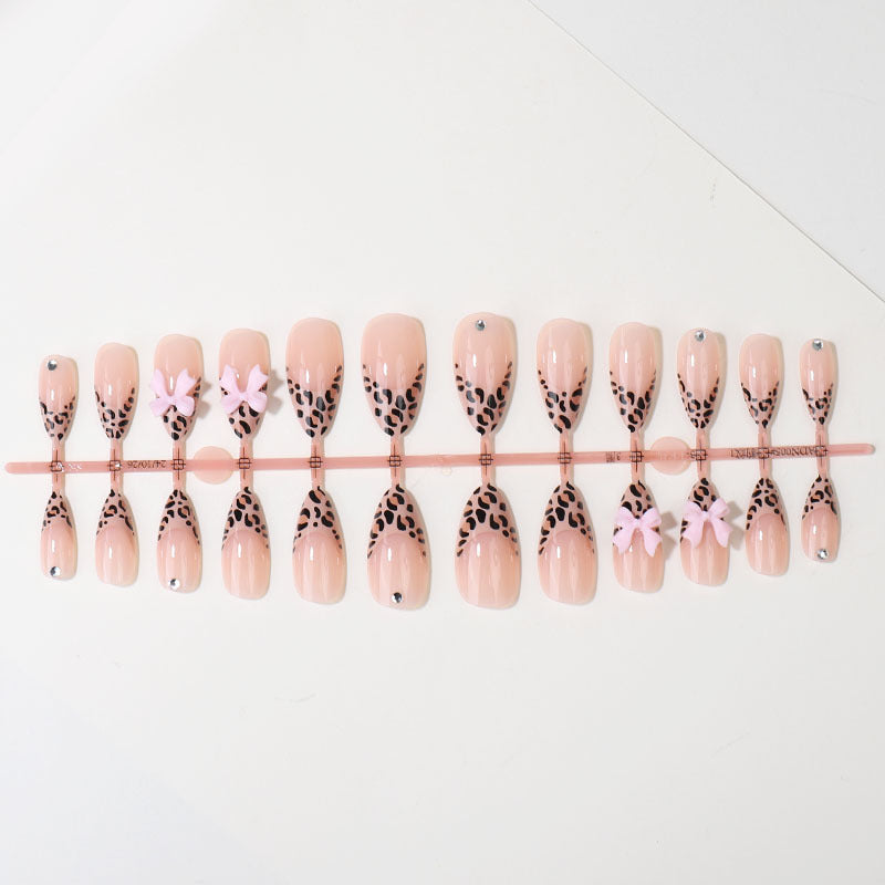 Stylische Tierdruck Press-On Nagelspitzen Karnz
