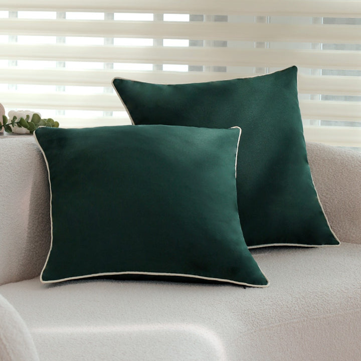 Quadratischer Samt-Kissenbezug mit feiner Kedernaht und Microvelours-Finish Karnz