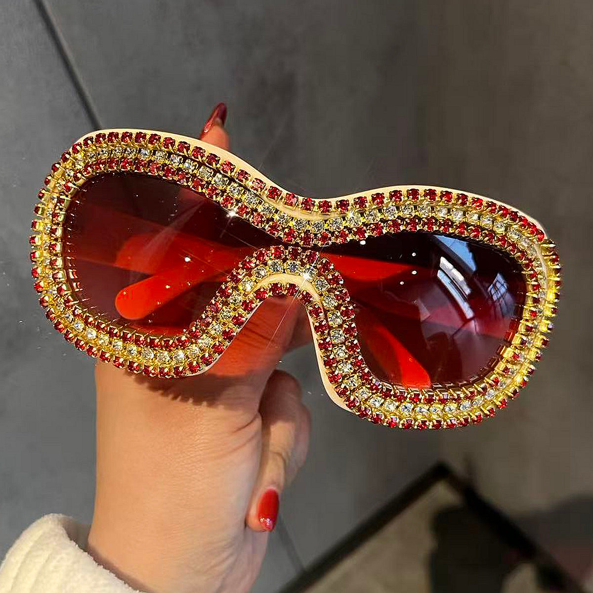 Damen Glamouröse Sportsonnenbrille mit extravagantem Kristallrahmen Karnz