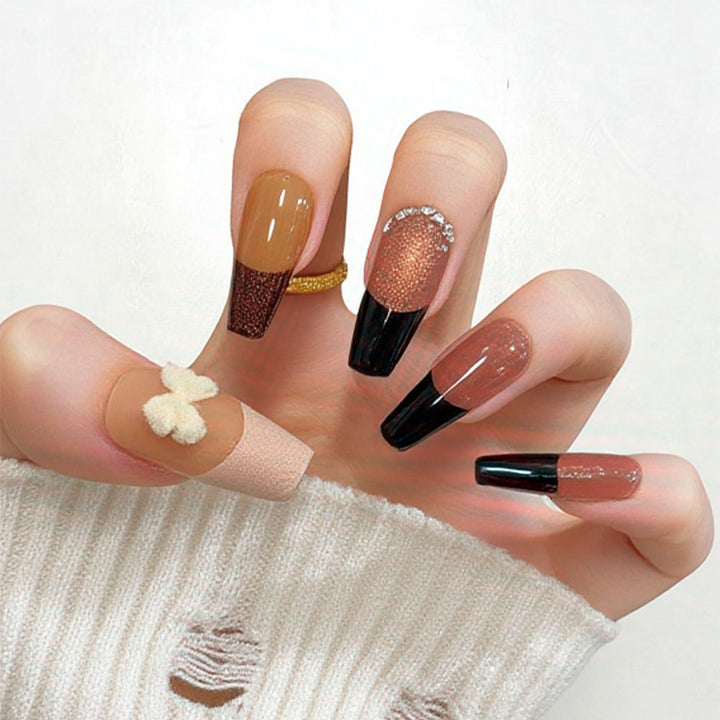 Elegante Nagelkunst mit Glitzerkante Karnz