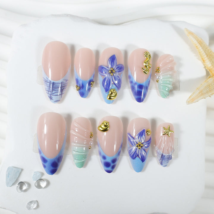 Kunstnagelset mit zeitlosen Blumendesigns und eleganten Akzenten Karnz