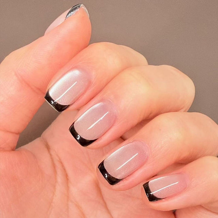 Kunstnägel mit Polka-Dots Karnz