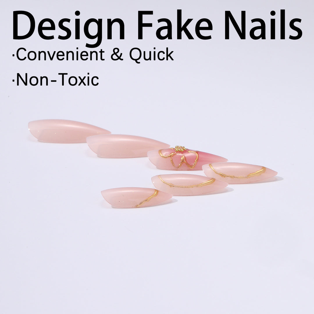 Kunstnagelset mit eleganten Blüten- und Goldverzierungen Karnz