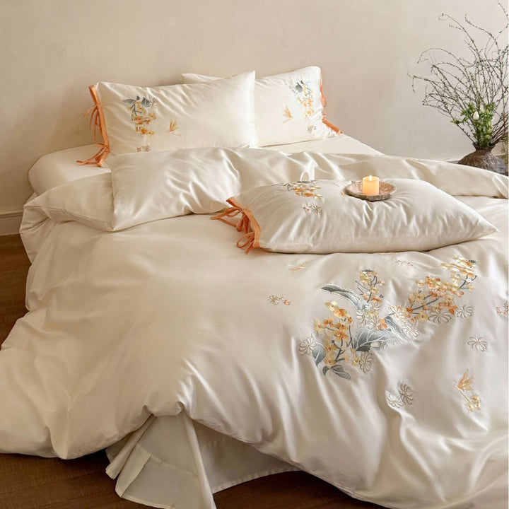 Luxuriöses Satin-Bettwäsche-Set mit floraler Stickerei und Schleifenapplikation