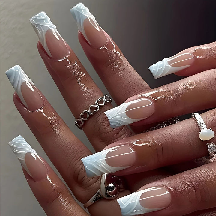 Elegantes irideszentes Nageldesign Karnz