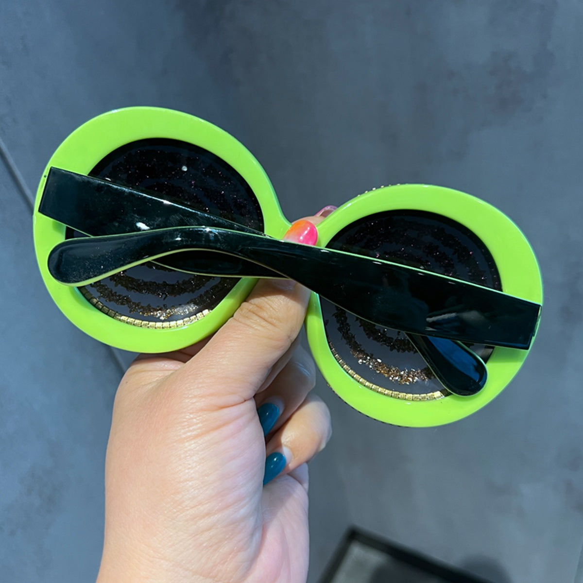 Damen Statement-Sonnenbrille mit spiralförmigem Glitzerdesign Karnz