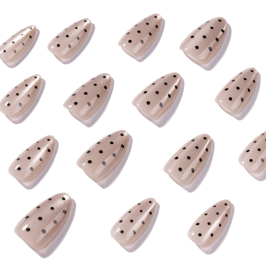 Kunstvolle Nagelspitzen im modernen Design Karnz