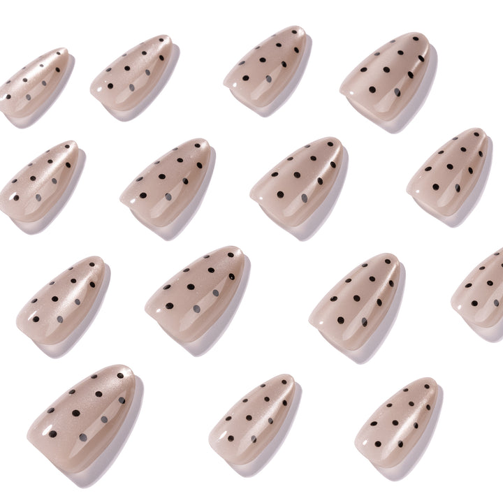 Kunstvolle Nagelspitzen im modernen Design Karnz