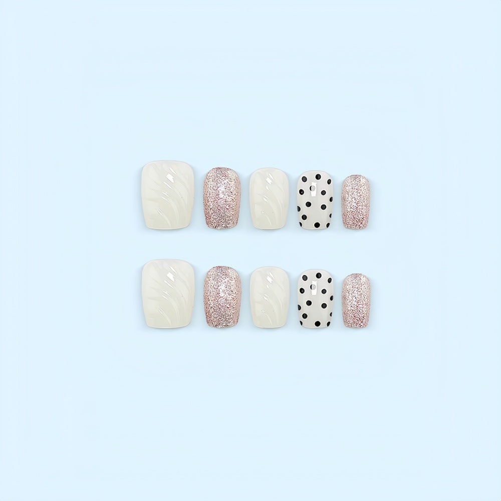 Kunstnagelset mit elegantem Glitzer- und Punktedesign Karnz