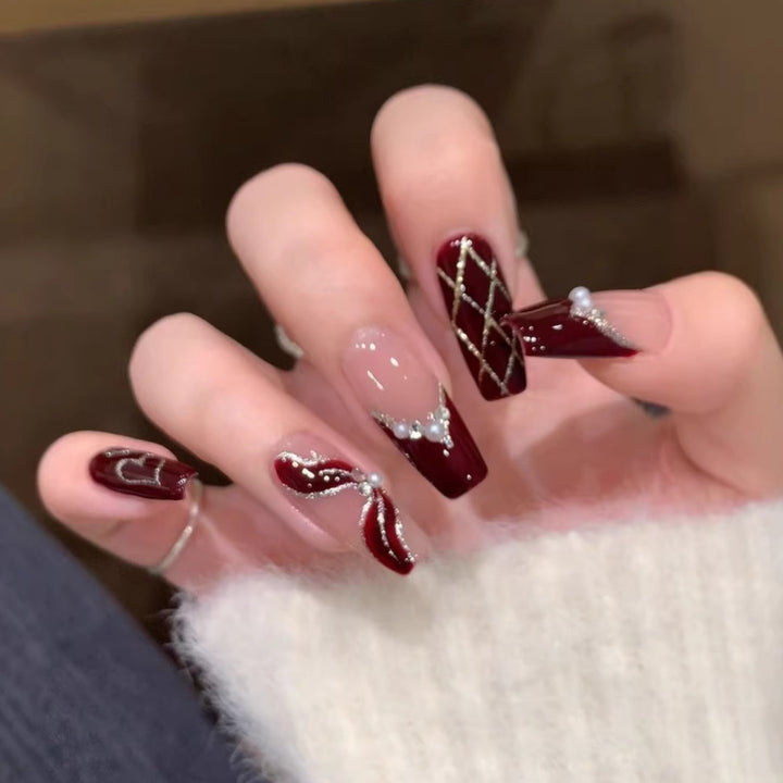 Kunstnägel mit Eleganten Perlen- und Glitzerverzierungen Karnz