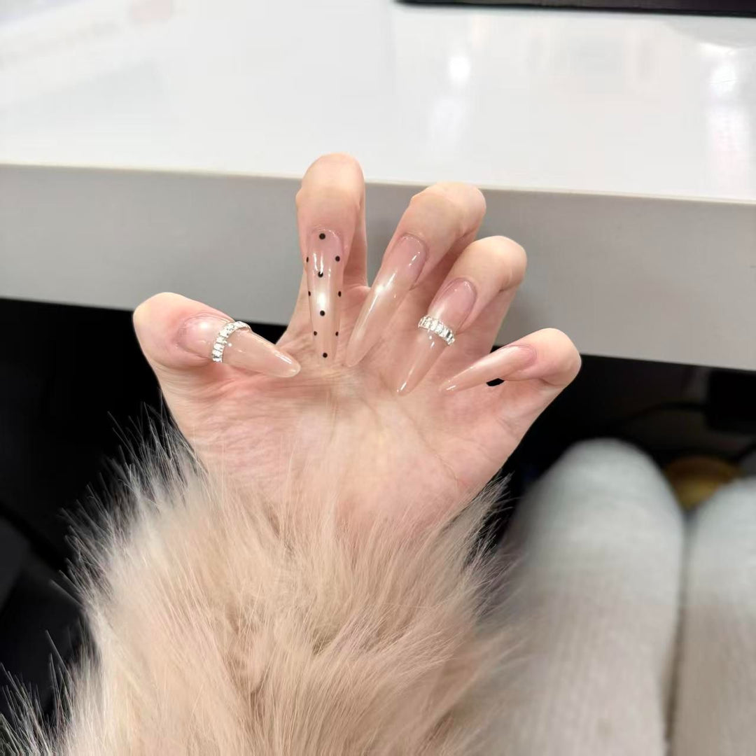 Stiletto-Nagelverlängerungen mit dekorativen Strasssteinen